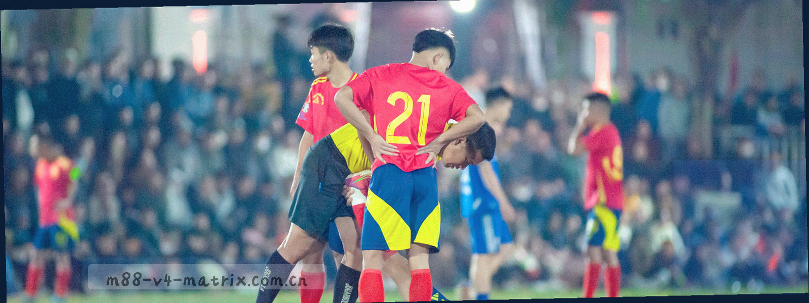锁形节点与网格线条构成的抽象数据保护主题图